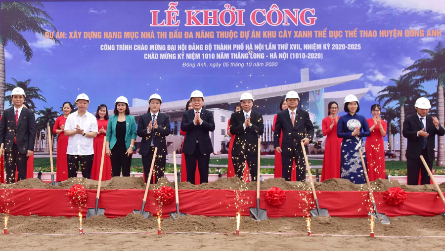 Các đồng chí lãnh đạo thành phố Hà Nội thực hiện nghi thức khởi công công trình xây dựng Nhà thi đấu đa năng thuộc dự án khu cây xanh thể dục thể thao huyện Đông Anh.