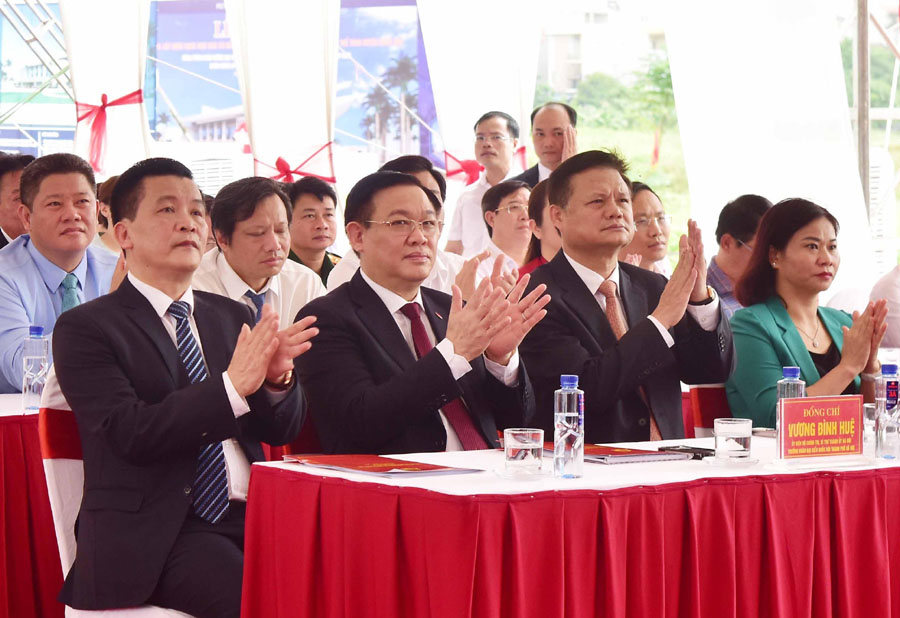 Các đại biểu dự lễ khởi công.
            Các đồng chí lãnh đạo thành phố Hà Nội thực hiện nghi thức khởi công công trình xây dựng Nhà thi đấu đa năng thuộc dự án khu cây xanh thể dục thể thao huyện Đông Anh.