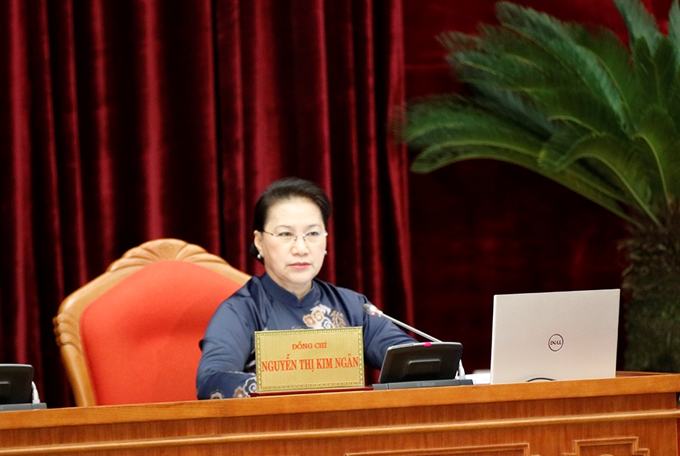 Đồng chí Nguyễn Thị Kim Ngân, Uỷ viên Bộ Chính trị, Chủ tịch Quốc hội thay mặt Bộ Chính trị điều hành chương trình ngày làm việc thứ nhất.