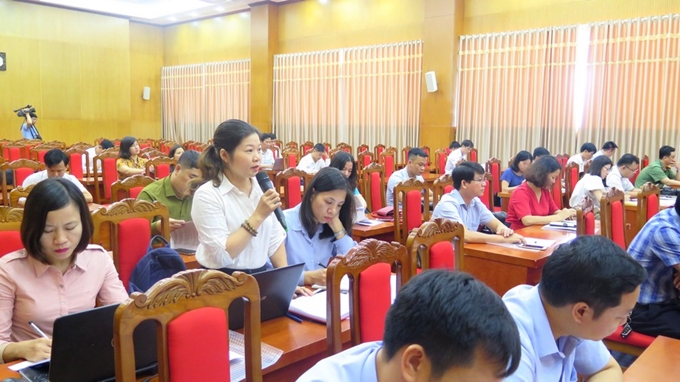 Các phóng viên đặt câu hỏi tìm hiểu về những điểm mới, điểm nhấn và công tác chuẩn bị Đại hội Đảng bộ tỉnh Bắc Giang.
