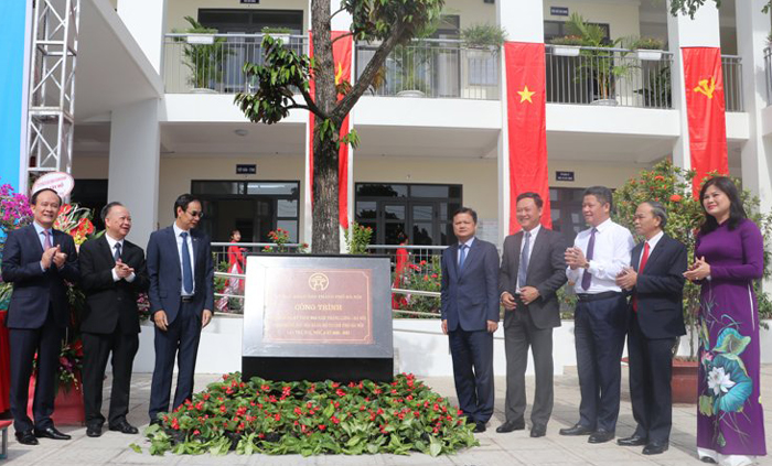 Các đại biểu gắn biển công nhận công trình Trụ sở Đảng ủy-HĐND-UBND Thị trấn Trâu Quỳ.