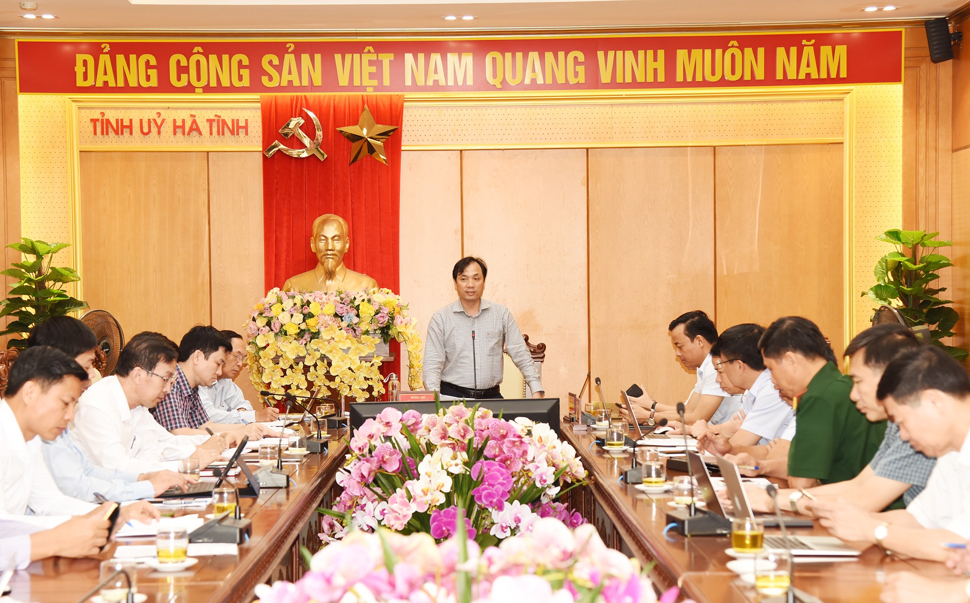 Phó Bí thư Thường trực Tỉnh ủy Hà Tĩnh Hoàng Trung Dũng chủ trì Hội nghị rà soát công tác chuẩn bị Đại hội Đảng bộ tỉnh.