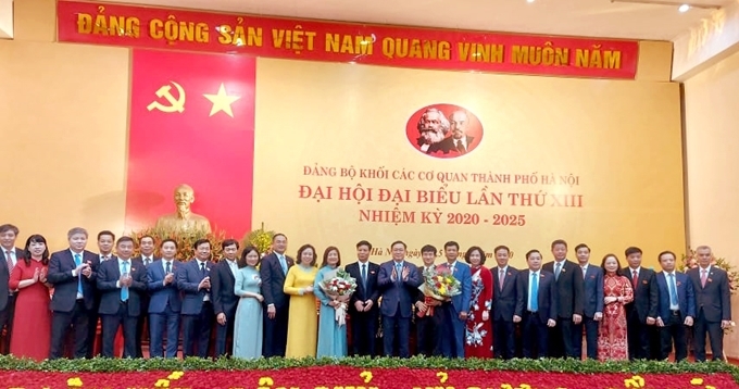 Bí thư Thành ủy Hà Nội Vương Đình Huệ tặng hoa, chúc mừng Ban Chấp hành Đảng bộ Khối các cơ quan TP