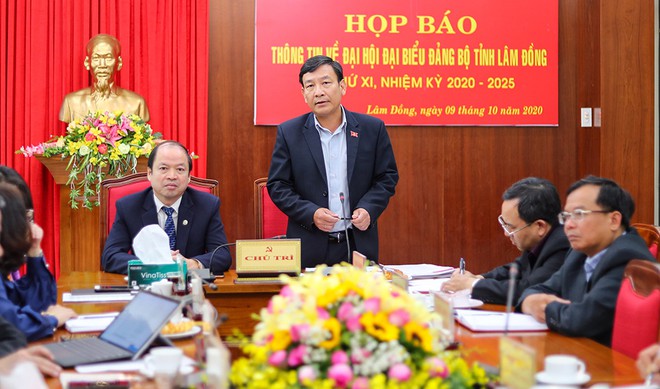 Đại diện lãnh đạo tỉnh Lâm Đồng thông tin tại họp báo (Ảnh: Gia Bình)