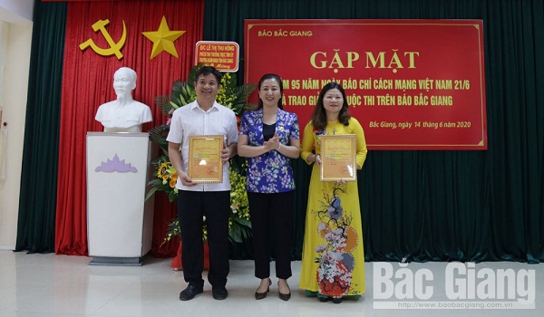 Đồng chí Lê Thị Thu Hồng trao giải cho nhóm tác giả đoạt giải Đặc biệt cuộc thi viết 