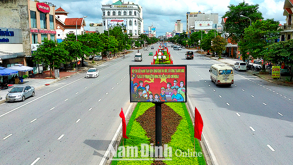 Tuyên truyền Đại hội đại biểu Đảng bộ tỉnh lần thứ XX tại đường Đông A, Khu đô thị Hòa Vượng (TP Nam Định).