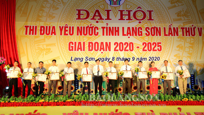 Trao bằng khen của Chủ tịch UBND tỉnh Lạng Sơn cho các gia đình đạt thành tích xuất sắc trong phong trào thi đua yêu nước giai đoạn 2015-2020 (Ảnh: baolangson.vn)
