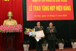 Trao Huy hiệu 50 năm tuổi Đảng tặng Thượng tướng Nguyễn Thành Cung