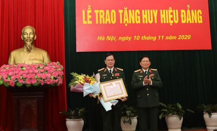 Trao Huy hiệu 50 năm tuổi Đảng tặng Thượng tướng Nguyễn Thành Cung