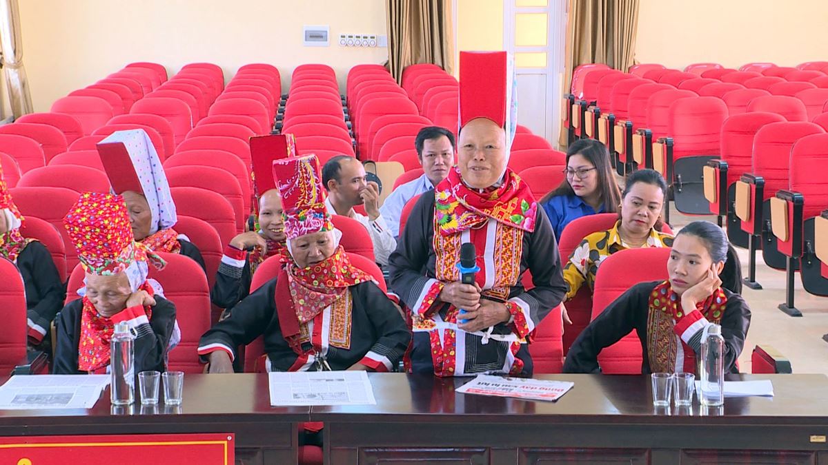 Đồng bào dân tộc thiểu số xã Quảng An (huyện Đầm Hà, tỉnh Quảng Ninh) tham gia đóng góp ý kiến vào dự thảo văn kiện Đại hội XIII của Đảng.