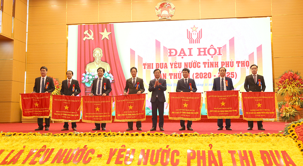 Chủ tịch UBND tỉnh Phú Thọ Bùi Văn Quang trao Cờ thi đua của Thủ tướng Chính phủ cho các tập thể xuất sắc.