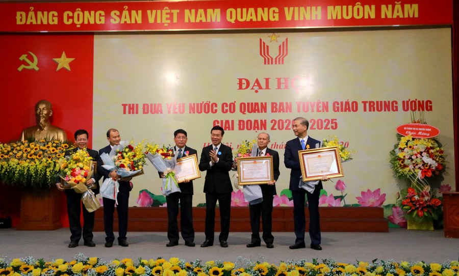 Đồng chí Võ Văn Thưởng trao tặng Huân chương Độc lập và Huân chương Lao động cho các đồng chí cán bộ trong Ban.