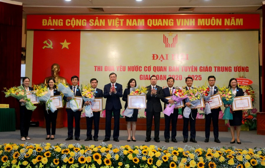Đồng chí Võ Văn Thưởng và các đồng chí Lãnh đạo Ban trao tặng Bằng khen cho các tập thể, cá nhân có thành tích xuất sắc trong 5 năm qua.