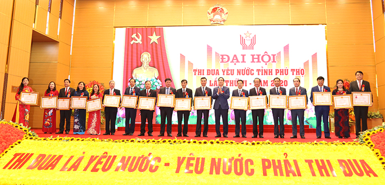 Thừa ủy quyền của Chủ tịch nước, Bí thư Tỉnh ủy, Chủ tịch HĐND tỉnh Phú Thọ Bùi Minh Châu trao Huân chương Lao động hạng Ba cho các tập thể, cá nhân vì đã có thành tích xuất sắc trong công tác từ năm 2015 đến năm 2019.