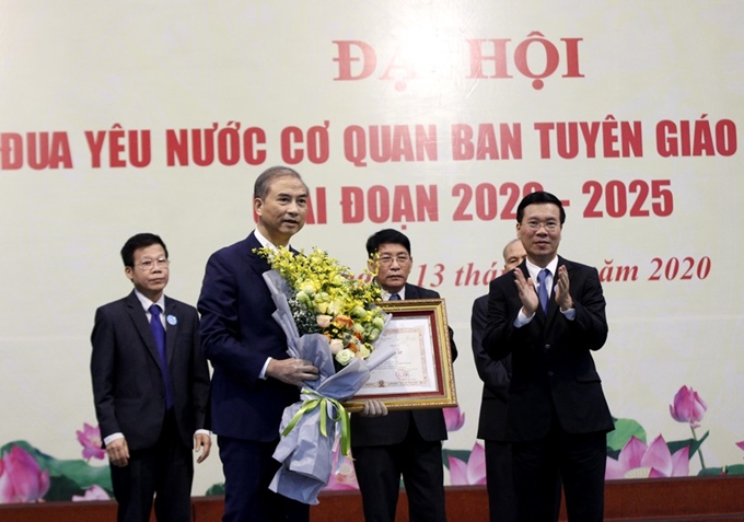 Đồng chí Võ Văn Thưởng trao tặng Huân chương độc lập lập hạng Ba cho đồng chí Bùi Thế Đức, nguyên Phó Trưởng ban Tuyên giáo Trung ương.
