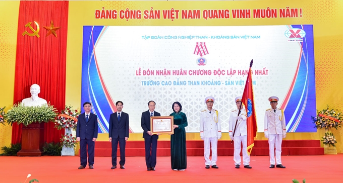 Phó Chủ tịch nước Đặng Thị Ngọc Thịnh trao Huân chương Độc lập hạng Nhất cho Trường Cao đẳng Than và Khoáng sản Việt Nam.