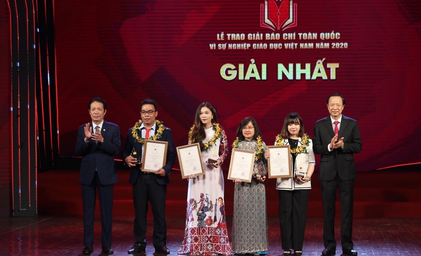 Thứ trưởng Bộ GD&ĐT Phạm Ngọc Thưởng trao giải cho tác phẩm đạt Giải Nhất. (Ảnh: TL)