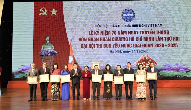 Liên hiệp các tổ chức hữu nghị Việt Nam tặng Bằng khen cho 10 tập thể Liên hiệp Hữu nghị địa phương.