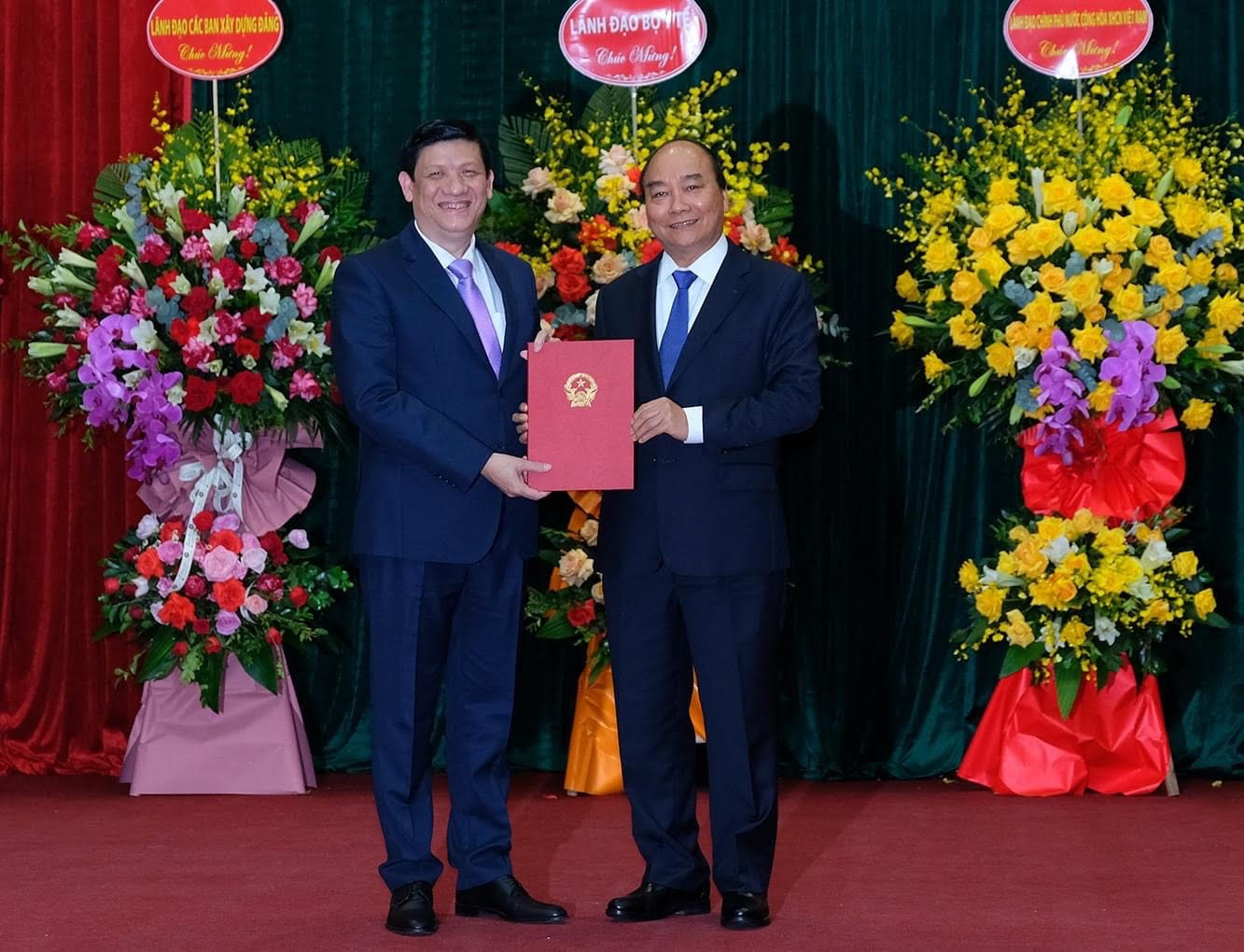 Thủ tướng Nguyễn Xuân Phúc trao quyết định bổ nhiệm chức danh Bộ trưởng Bộ Y tế cho GS.TS Nguyễn Thanh Long (Ảnh: Trần Minh)