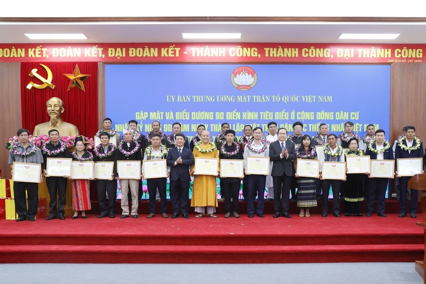 Chủ tịch Trần Thanh Mẫn và Phó Chủ tịch - Tổng Thư ký Hầu A Lềnh trao bằng khen cho các điển hình tiêu biểu.