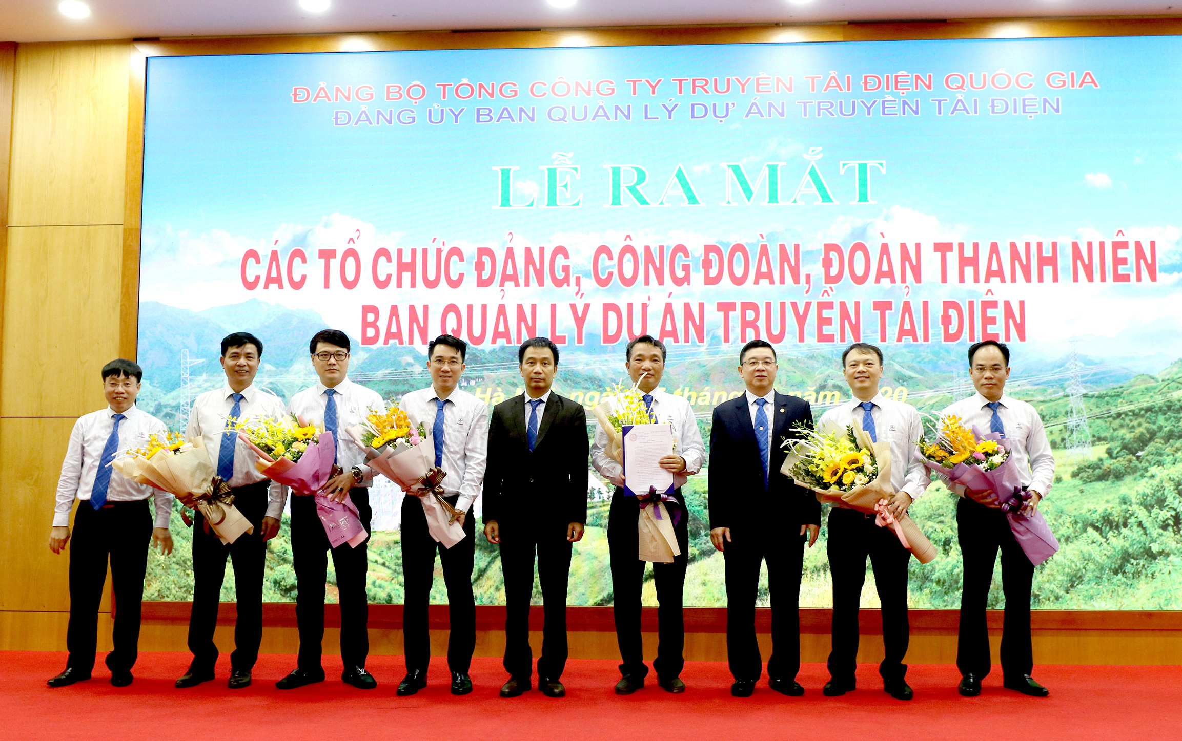 Đảng ủy EVNNPT trao quyết định và tặng hoa BCH Đảng ủy NPTPMB