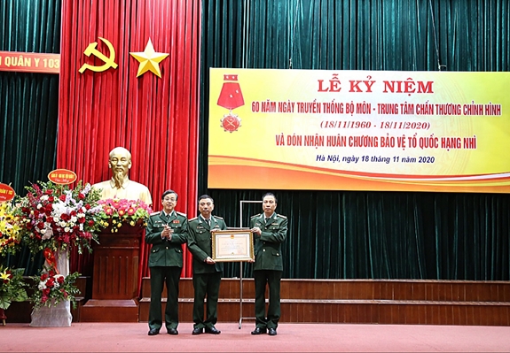 Trung tướng, GS.TS Đỗ Quyết, Giám đốc Học viện Quân y trao Huân chương Bảo vệ Tổ quốc hạng Nhì tặng Bộ môn -Trung tâm CTCH.