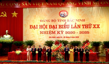 Đồng chí Tô Lâm, Uỷ viên Bộ Chính trị, Bộ trưởng Bộ Công an tặng hoa chúc mừng Đại hội Đảng bộ tỉnh Bắc Ninh lần thứ XX, nhiệm kỳ 2020 - 2025. (Ảnh: TA)