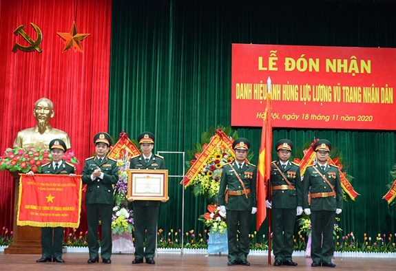 Thừa ủy quyền của Chủ tịch nước, Thượng tướng Phan Văn Giang trao danh hiệu Anh hùng LLVT nhân dân, tặng Cục 701.