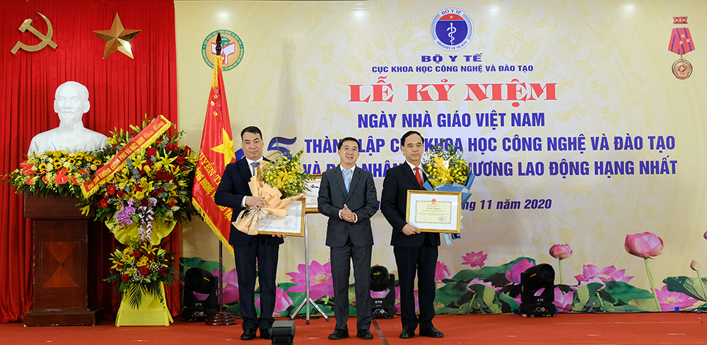 GS.TS.Trần Văn Thuấn, Thứ trưởng Bộ Y tế trao tặng Bằng khen của Bộ trưởng Bộ Giáo dục và Đào tạo và Bộ trưởng Bộ Khoa học và Công cho đại diện tập thể và cá nhân thuộc Cục Khoa học Công nghệ và Đào tạo. (Ảnh: Trần Minh)
