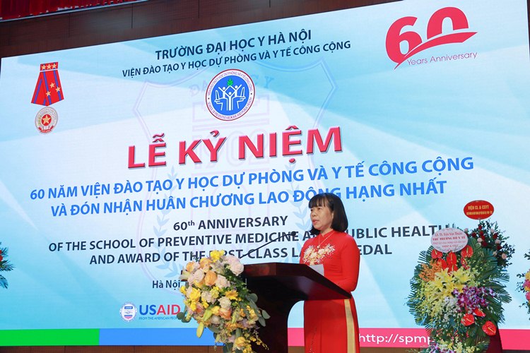 GS.TS. Lê Thị Hương, Viện trưởng Viện Đào tạo Y học dự phòng và Y tế công cộng phát biểu tại lễ kỷ niệm. ( Ảnh: Văn Trọng)