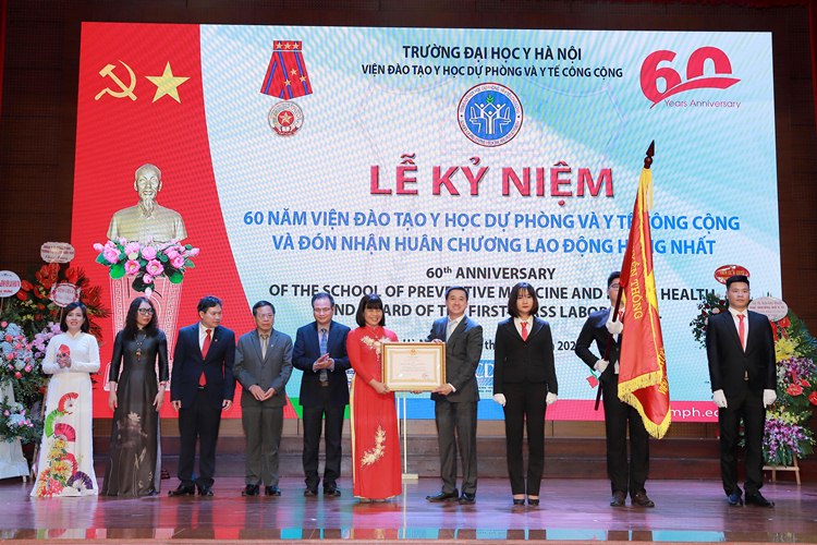 Thứ trưởng Bộ Y tế Trần Văn Thuấn trao Huân chương Lao động hạng Nhất cho tập thể Viện Đào tạo Y học dự phòng và Y tế công cộng. ( Ảnh: Văn Trọng)