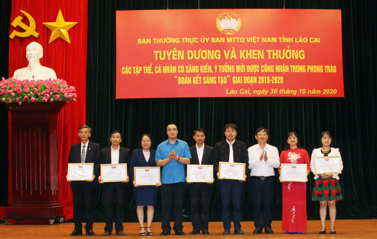 Trao Bằng khen của Chủ tịch Ủy ban MTTQ Việt Nam tỉnh cho các tập thể. (Ảnh: LC)