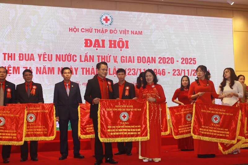 Chủ tịch Hội Chữ thập đỏ Việt Nam Nguyễn Thị Xuân Thu tặng Cờ thi đua của Trung ương Hội Chữ thập đỏ Việt Nam giai đoạn 2015 - 2020 cho 46 tỉnh, thành hội có thành tích xuất sắc. (Ảnh: ĐT)