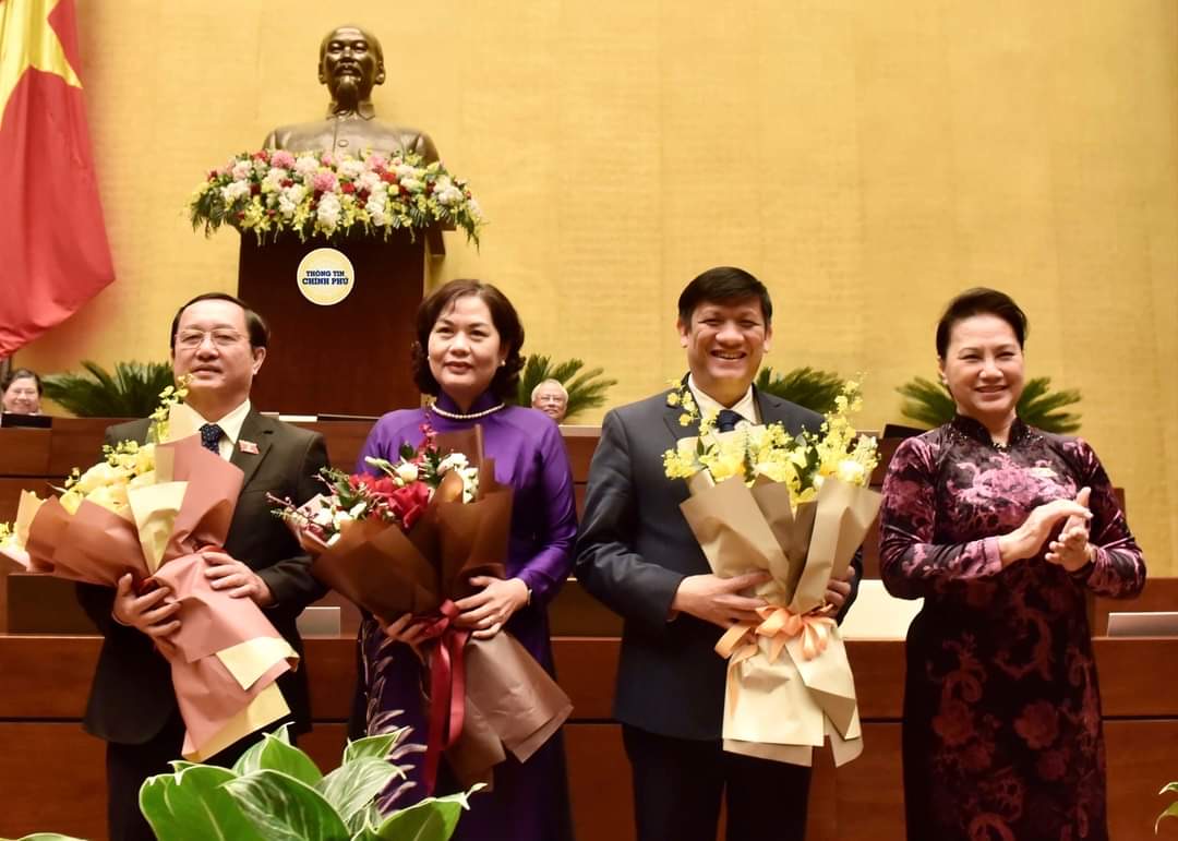 Chủ tịch Quốc hội Nguyễn Thị Kim Ngân chúc mừng các tân Bộ trưởng Bộ Y tế, Thống đốc Ngân hàng Nhà nước Việt Nam, Bộ trưởng Bộ Khoa học và Công nghệ. (Ảnh: Nhật Bắc)