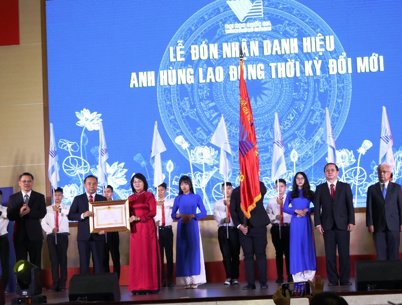 Thừa ủy quyền của Chủ tịch nước, đồng chí Đặng Thị Ngọc Thịnh trao tặng danh hiệu Anh hùng lao động thời kỳ đổi mới cho DDaHQG-HCM
