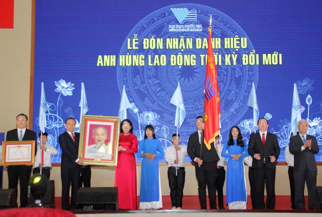 Tại Đại hội Phó Chủ tịch nước Đặng Thị Ngọc Thịnh trao tặng ĐHQG-HCM bức ảnh Chủ tịch Hồ Chí Minh