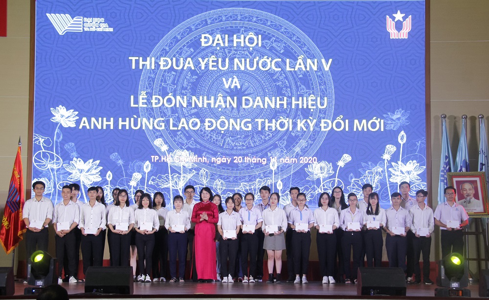 Tại Đại hội Phó Chủ tịch nước Đặng Thị Ngọc Thịnh trao tặng 30 suất quà cho sinhh viên vượt khó học giỏi