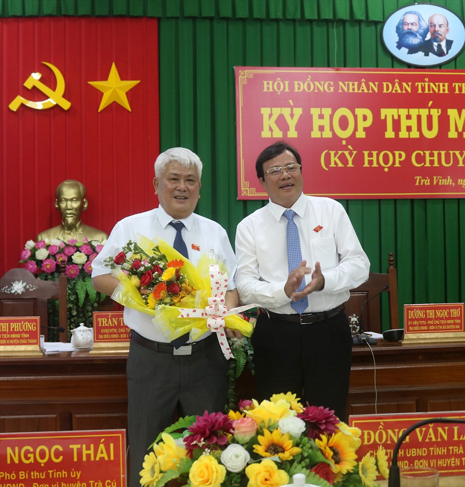 Ông Lê Văn Hẳn (phải, tân Chủ tịch UBND tỉnh Trà Vinh) và ông Đồng Văn Lâm (trái) tặng hoa và chụp ảnh lưu niệm tại kỳ họp. (Ảnh: P.V)