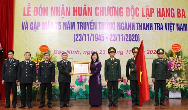 Bí thư Tỉnh ủy Đào Hồng Lan thừa ủy quyền của Chủ tịch nước đã tặng thưởng Huân chương Độc lập hạng Ba cho Thanh tra tỉnh Bắc Ninh. Ảnh: HH