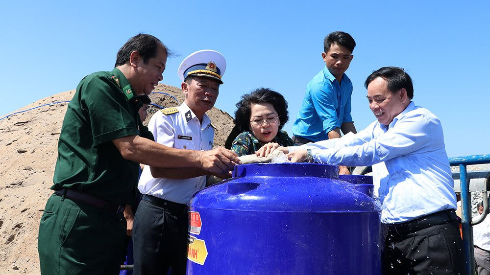 Ông Trần Ngọc Tam - Phó Bí thư Thường trực Tỉnh ủy Bến Tre (bìa phải) tiếp nhận bồn chứa nước từ các đơn vị tài trợ