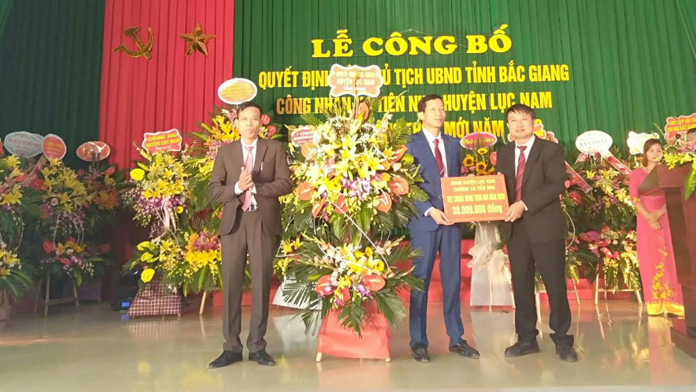 Xã Tiên Nha đón nhận Bằng chứng nhận đạt chuẩn nông thôn mới. nhr: lucnam.gov.vn