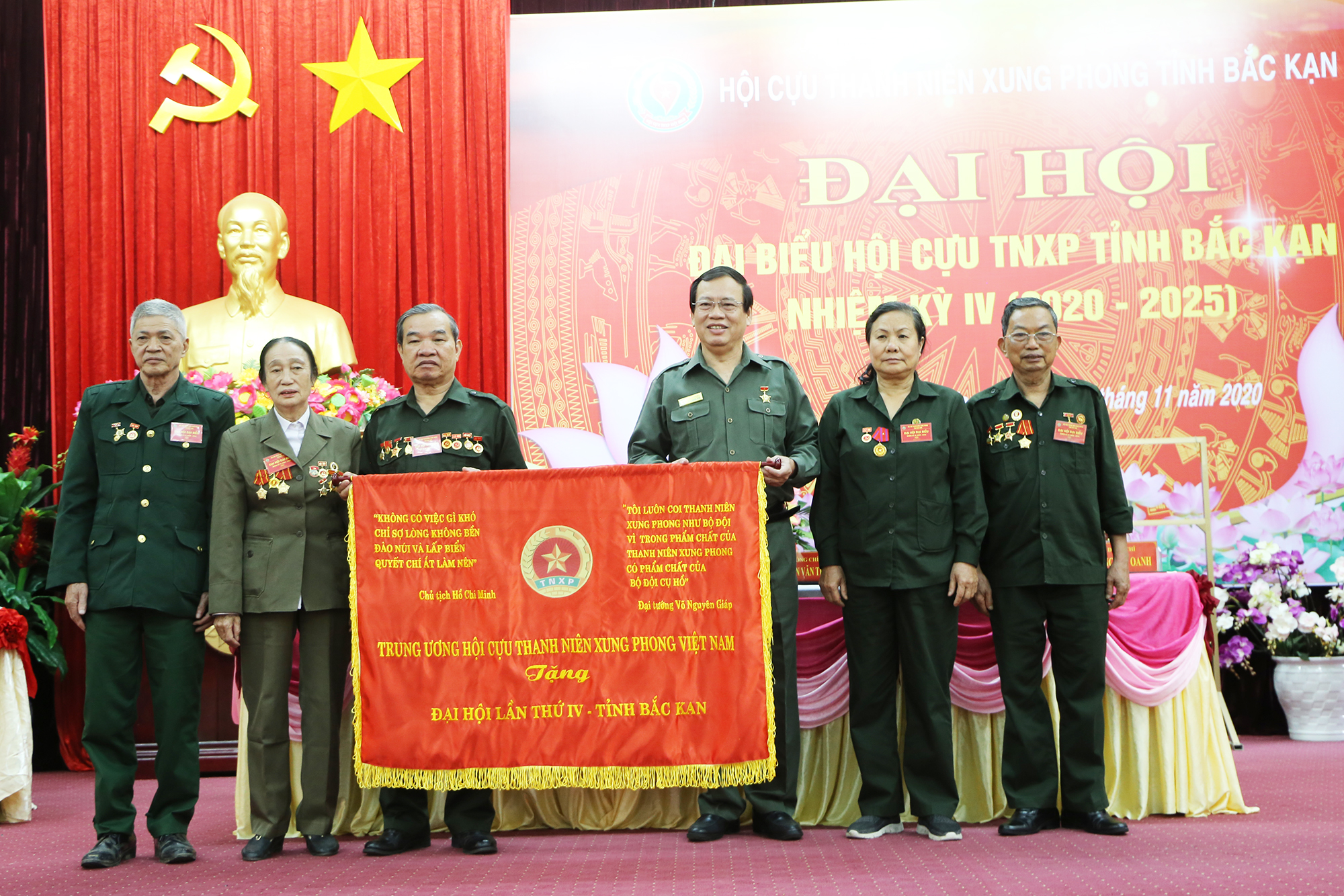 Đ/c Vũ Trọng Kim - Chủ tịch Hội Cựu TNXP Việt Nam trao tặng bức trướng cho Đại hội. Ảnh: TT