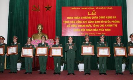 Trao Huân chương Quân công hạng Ba tặng các đồng chí lãnh đạo Bộ Quốc phòng