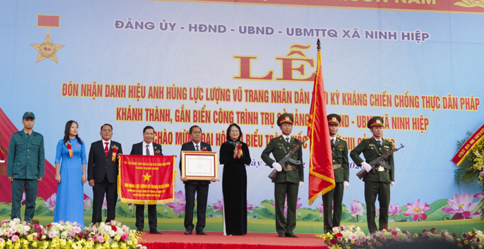 Phó Chủ tịch nước Đặng Thị Ngọc Thịnh trao Danh hiệu Anh hùng lực lượng vũ trang Nhân dân thời kỳ kháng chiến chống Pháp cho xã Ninh Hiệp.