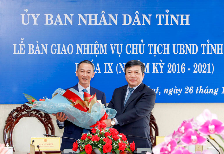 Nguyên Chủ tịch UBND tỉnh Đoàn Văn Việt tặng hoa chúc mừng đồng chí Trần Văn Hiệp. (Ảnh: Nguyễn Nghĩa)