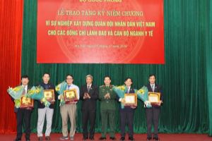 Trao tặng Kỷ niệm chương “Vì Sự nghiệp xây dựng Quân đội nhân dân Việt Nam”