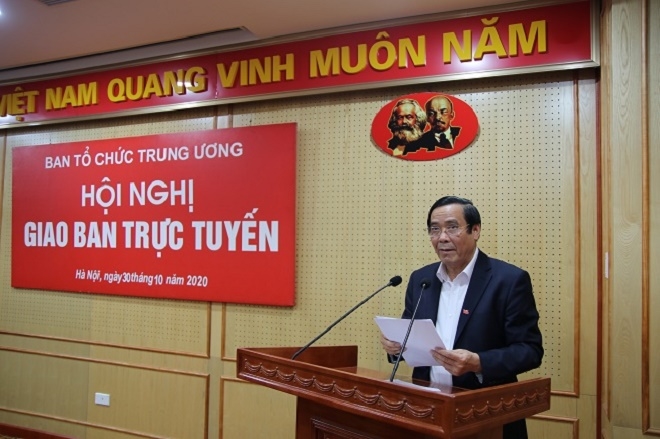 Đồng chí Nguyễn Thanh Bình, Ủy viên Trung ương Đảng, Phó Trưởng ban Thường trực Ban Tổ chức Trung ương trình bày báo cáo tại Hội nghị.