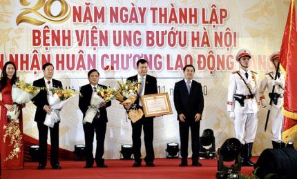 Bệnh viện Ung bướu Hà Nội đón nhận Huân chương Lao động hạng Nhì