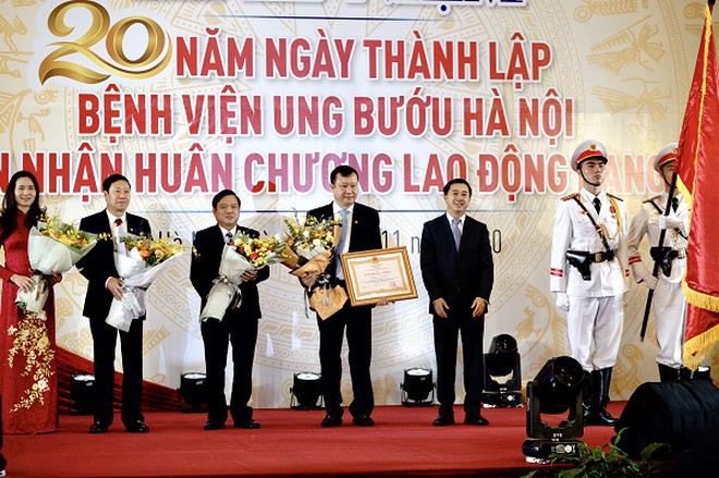 GS.TS Trần Văn Thuấn- Thứ trưởng Bộ Y tế tặng Huân chương Lao động hạng Nhì cho Bệnh viện Ung bướu Hà Nội. (Ảnh: ĐT)