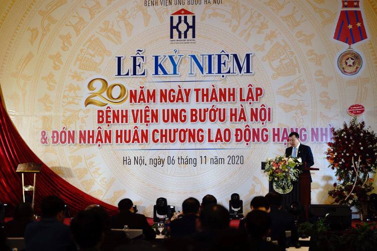 TS.BS Bùi Vinh Quang, Giám đốc Bệnh viện Ung bướu Hà Nội đọc diễn văn tại lễ kỷ niệm. (Ảnh: ĐT)